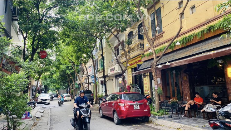 Bán gấp nhà Hoàng Quốc Việt, ngõ siêu rộng ô tô tránh, nhà 4 tầng giá chỉ 10.8 tỷ
